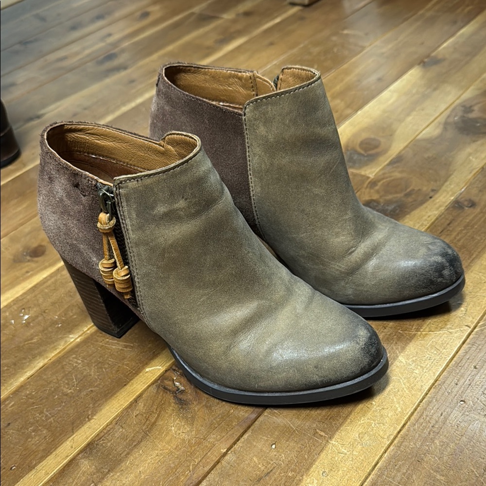 Sperry Top Sider ankle boots. Super comfy.